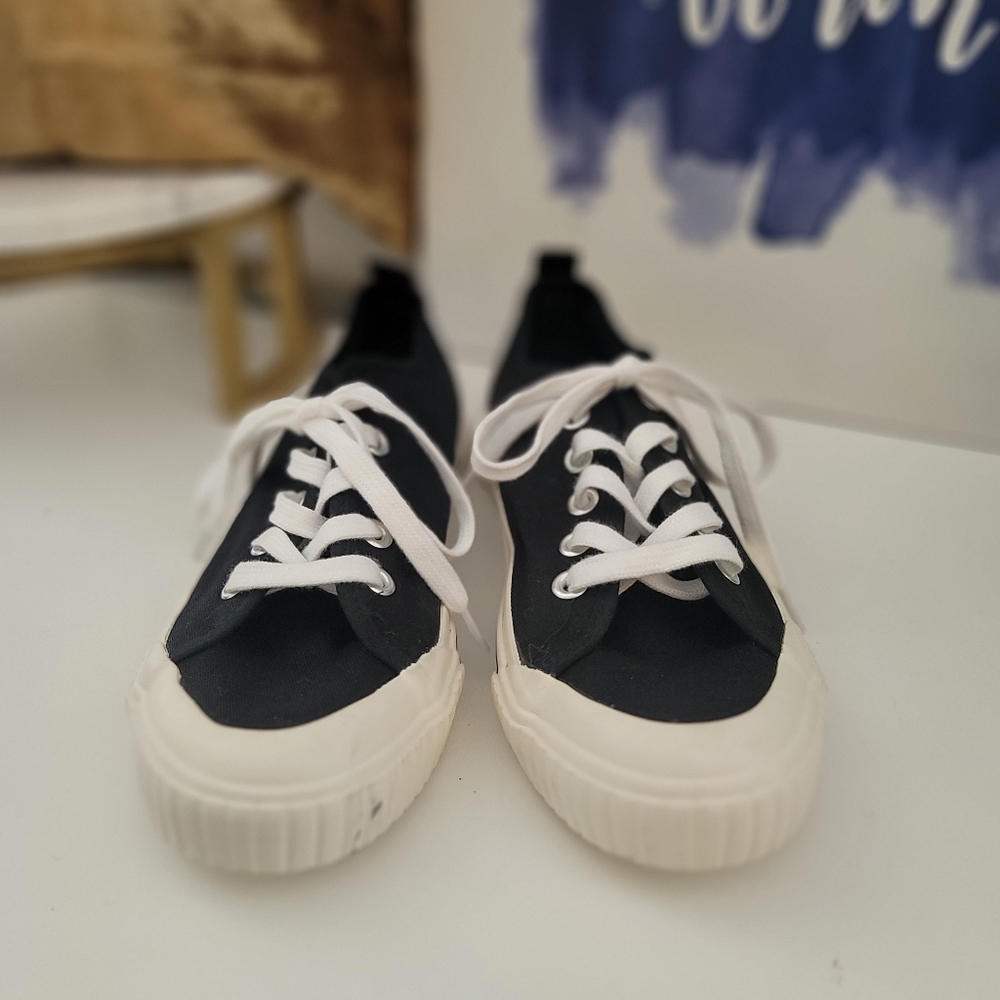 Esprit NWOT Black Canvas Cream Rubber Sneakers Women Size 9 - Picture 1 of 11